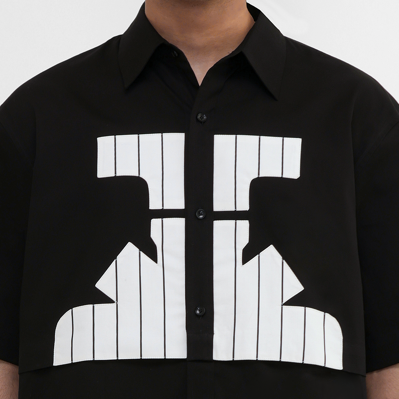 Hydrant applique shirt BL texture detail